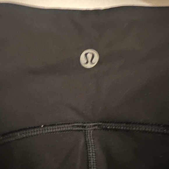 Lululemon women’s running leggings with mesh cutout on legs size 2 - Picture 3 of 5